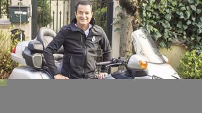 Acun İlıcalı motosiklet qəzası keçirdi, qolu sındı