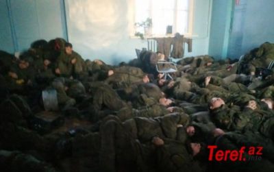 Yüksək dəqiqlikli “HİMARS” zərbəsindən sonra Rusiya ordusu iki yük maşını meyit apardı…
