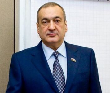 Eldar Quliyev özünəməxsus olan binanı Ağsaqqallar Şurasına icarəyə verib?