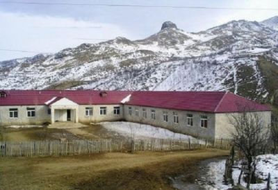 Yardımlı sakini məktəb direktorundan ŞİKAYƏTÇİDİR -Rəsmi qurumlar da qanunsuzluqda ittiham olunur