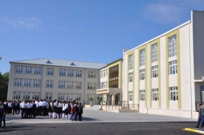 Ağdamda direktor şagirdi dərsə buraxmır - 