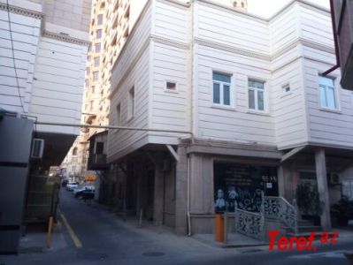 Bakı şəhərinin mərkəzində səkilər zəbt edilib, artıq mərtəbələr tikilir, balkonlar uzadılır və məsul şəxslər bunu görmür - NƏDƏN?