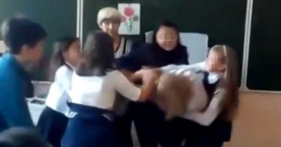 Azərbaycanda məktəbli qızlar arasında dava düşdü –