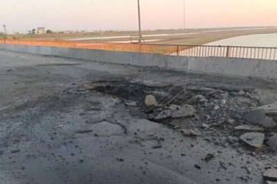 Ukrayna ordusu Krımla Xersonu birləşdirən körpünü vurdu - FOTO/VİDEO