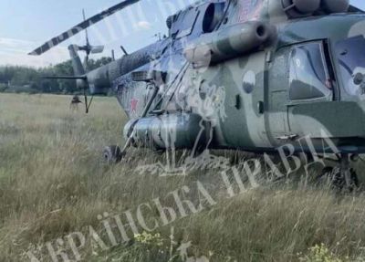 Mi-8 hərbi helikopteri Ukraynada aviabazaya enib
